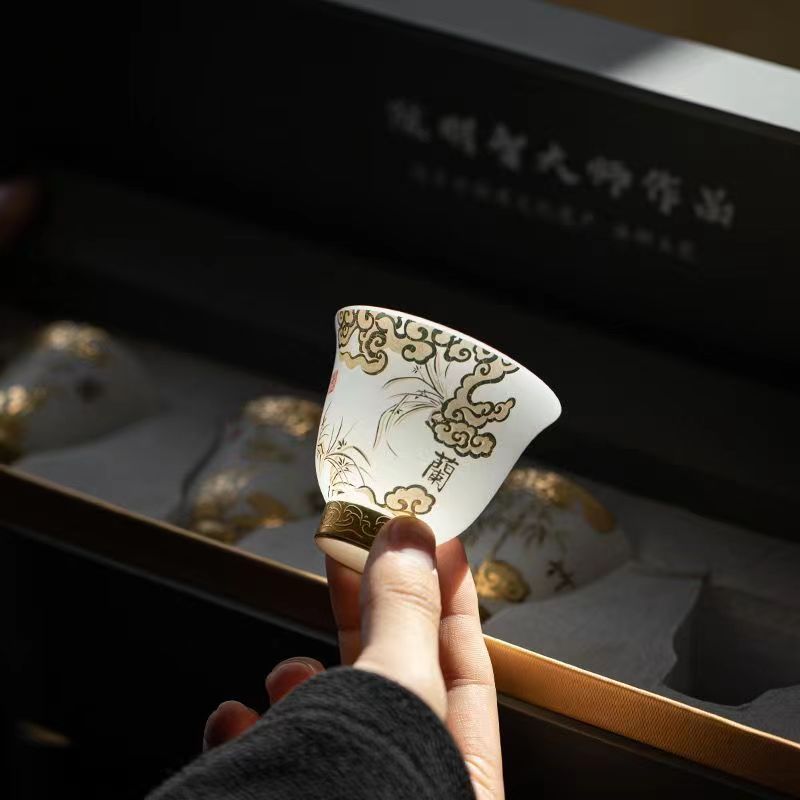 【汀和大福】陳明智老師手工素燒梅蘭竹菊羊脂玉瓷鈴鐺杯 禮盒裝 【汀和大福】陳明智老師手工素燒梅蘭竹菊羊脂玉瓷鈴鐺杯 禮盒裝